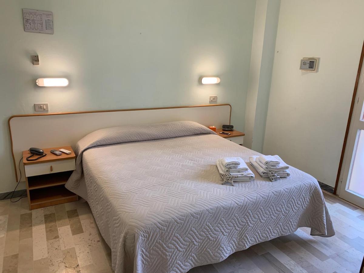 Hotel Levante Convenzionato Oltremare E Italia In Miniatura 里乔内 外观 照片
